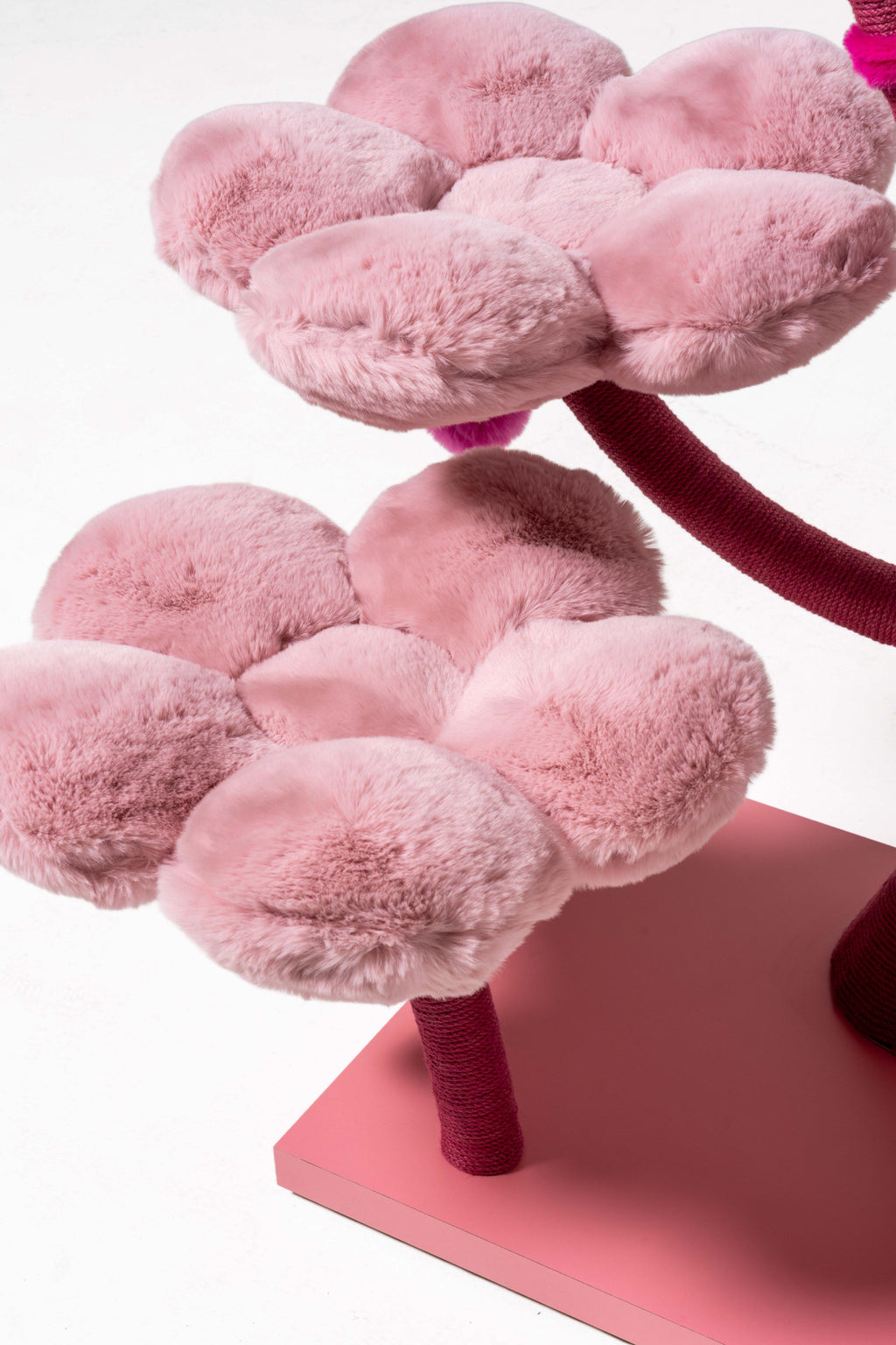 eglenceli tasarimli kedi agaci ve oyun alani